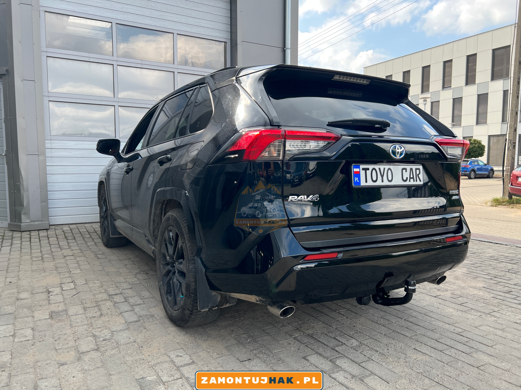 zdjecia z montazu haka westfalia w hybrydowej toyocie